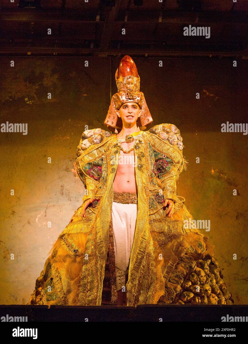 Le nouveau Pharaon : Anthony Roth Costanzo (Akhnaten) dans AKHNATEN de Philip Glass à l'English National Opera (ENO), London Coliseum WC2 04/03/2016 en association avec improbable une coproduction avec LA Opera chef d'orchestre : Karen Kamensek décor : Tom Pye costumes : Kevin Pollard éclairage : Bruno Poet Skills ensemble chorégraphie : Sean Gandini réalisateur: Phelim McDermott Banque D'Images