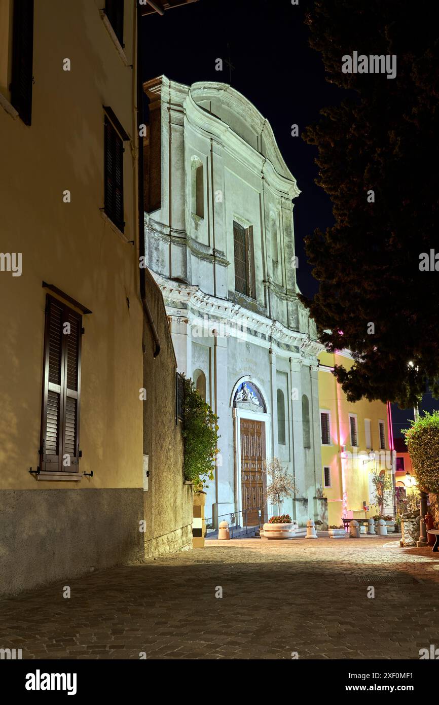 Façade d'église baroque dans la ville de San Felice del Benaco la nuit, Italie Banque D'Images