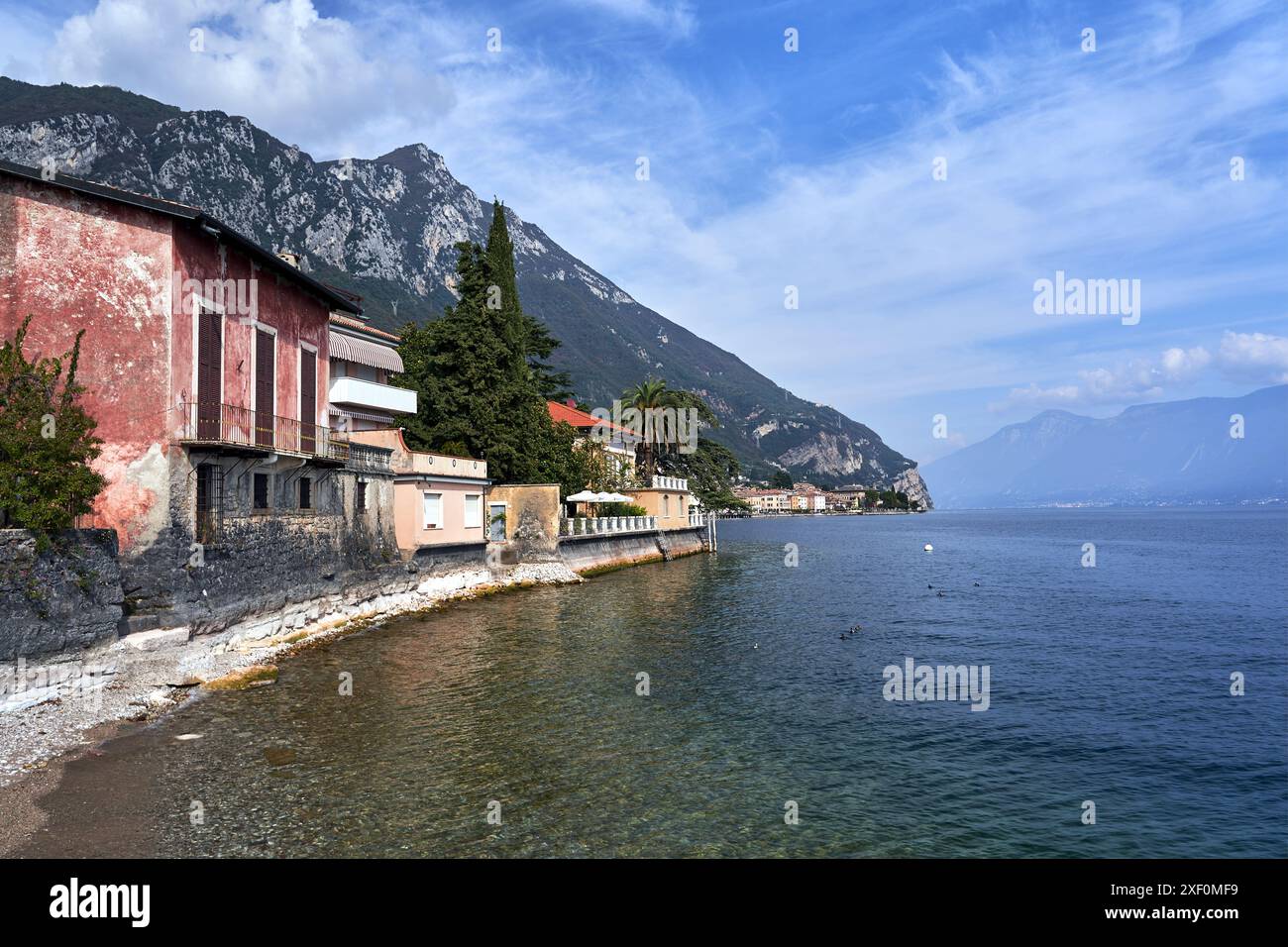 Maisons en pierre à flanc de montagne, sur la rive du lac de Garde Banque D'Images