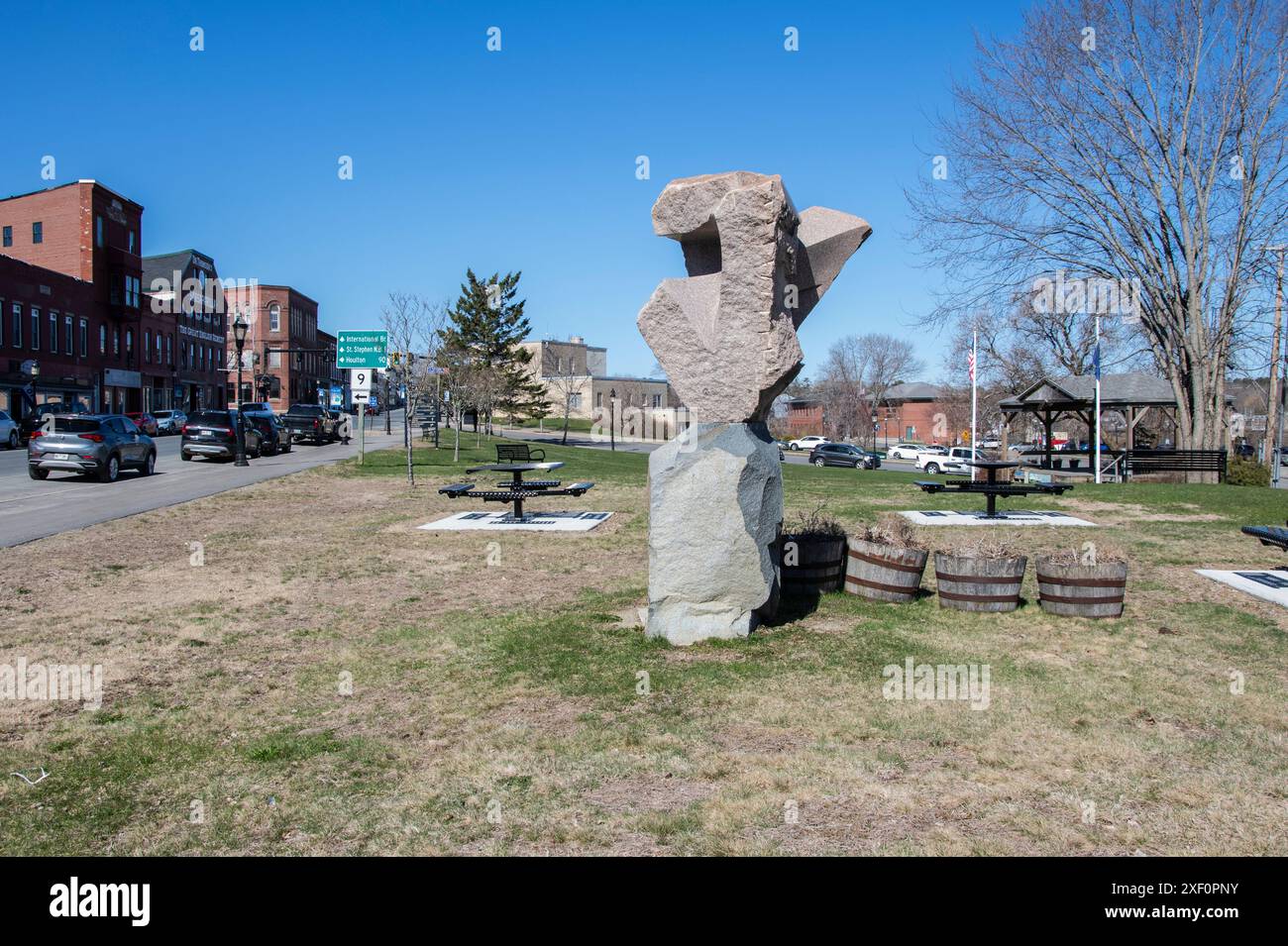 Sculpture en granit Nexus au Flatiron Park dans le centre-ville de Calais, Maine, États-Unis Banque D'Images