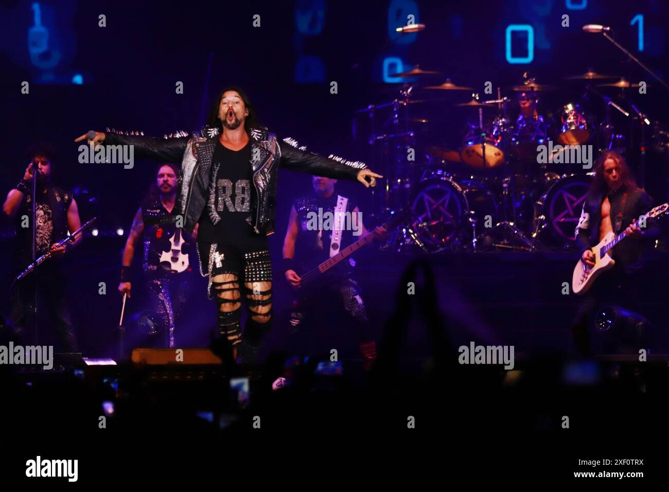 29 juin 2024, Mexico, Ciudad de Mexico, Mexique : Rafael Blas chanteur du groupe de folk metal espagnol MÃ¤Go de Oz, joue dans le cadre de la tournée Feliz No CumpleaÃ±os 2024 au Mexico City Arena. (Crédit image : © Carlos Santiago/eyepix via ZUMA Press Wire) USAGE ÉDITORIAL SEULEMENT! Non destiné à UN USAGE commercial ! Banque D'Images