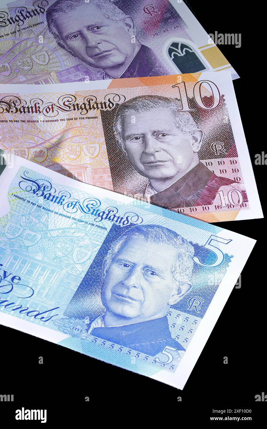 Les premiers billets de 5 £, 10 £ et 20 £ représentant le portrait du roi Charles III émis au Royaume-Uni en juin 2024 Banque D'Images