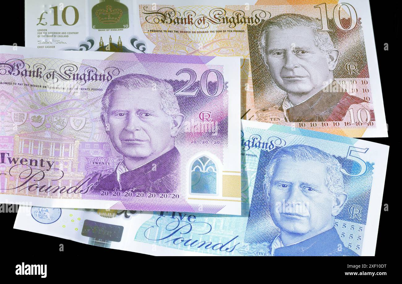 Les premiers billets de 5 £, 10 £ et 20 £ représentant le portrait du roi Charles III émis au Royaume-Uni en juin 2024 Banque D'Images