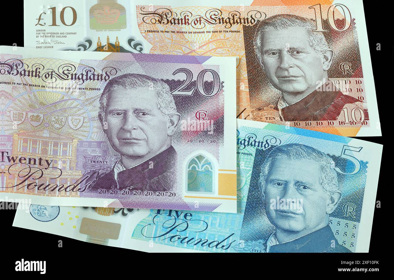 Les premiers billets de 5 £, 10 £ et 20 £ représentant le portrait du roi Charles III émis au Royaume-Uni en juin 2024 Banque D'Images