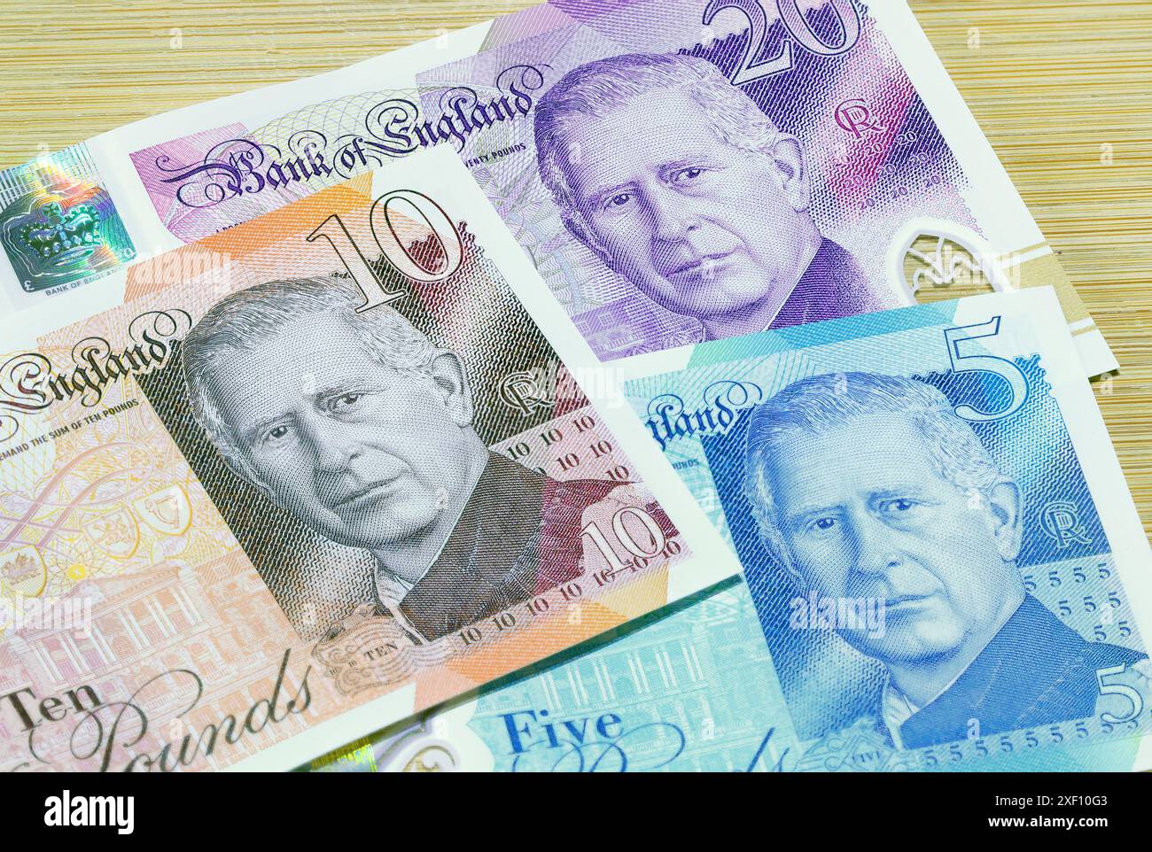 Les premiers billets de 5 £, 10 £ et 20 £ représentant le portrait du roi Charles III émis au Royaume-Uni en juin 2024 Banque D'Images