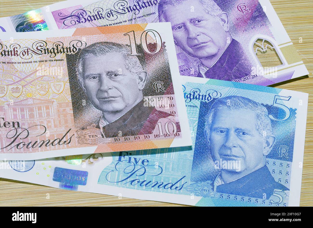 Les premiers billets de 5 £, 10 £ et 20 £ représentant le portrait du roi Charles III émis au Royaume-Uni en juin 2024 Banque D'Images
