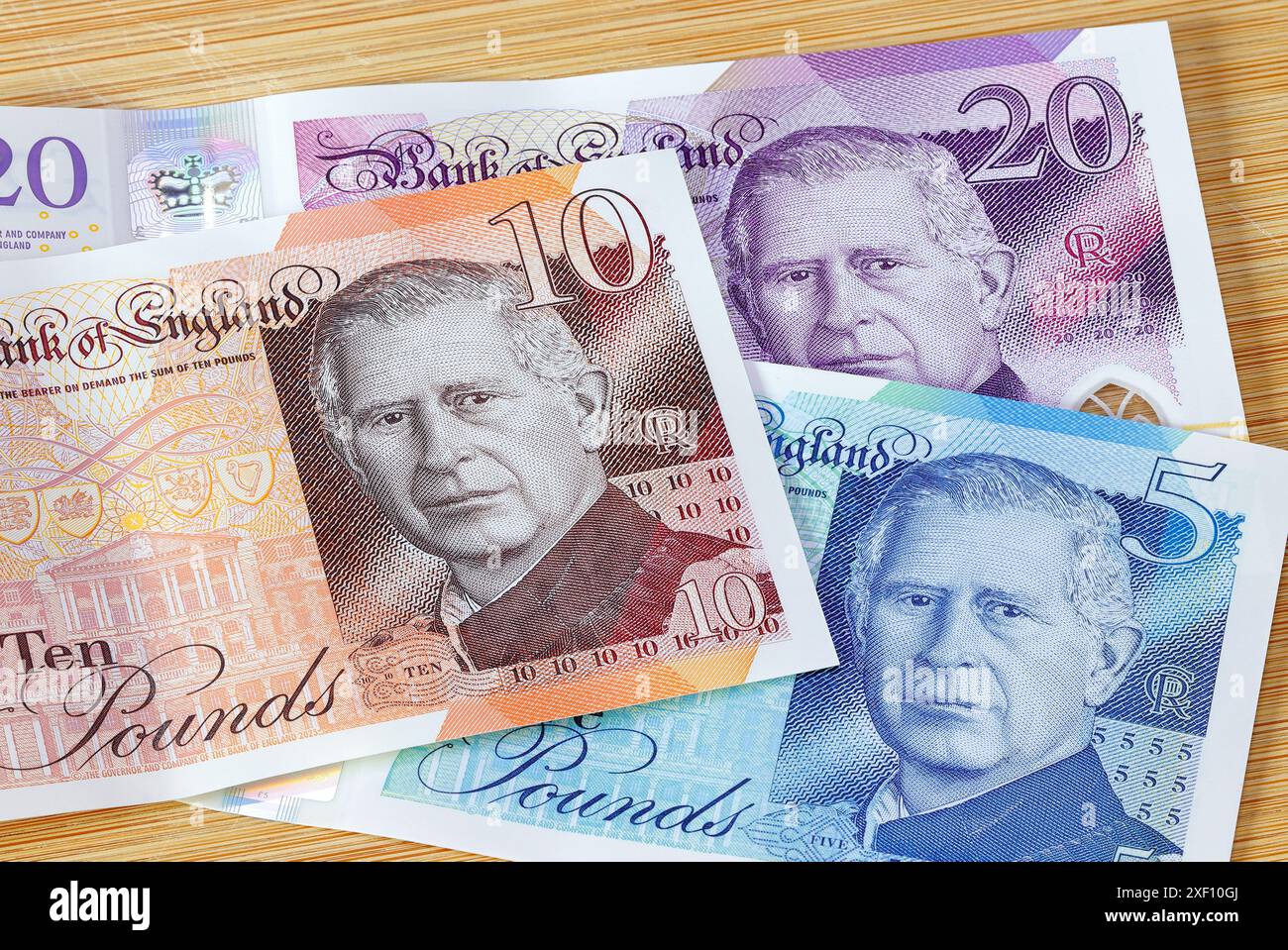 Les premiers billets de 5 £, 10 £ et 20 £ représentant le portrait du roi Charles III émis au Royaume-Uni en juin 2024 Banque D'Images