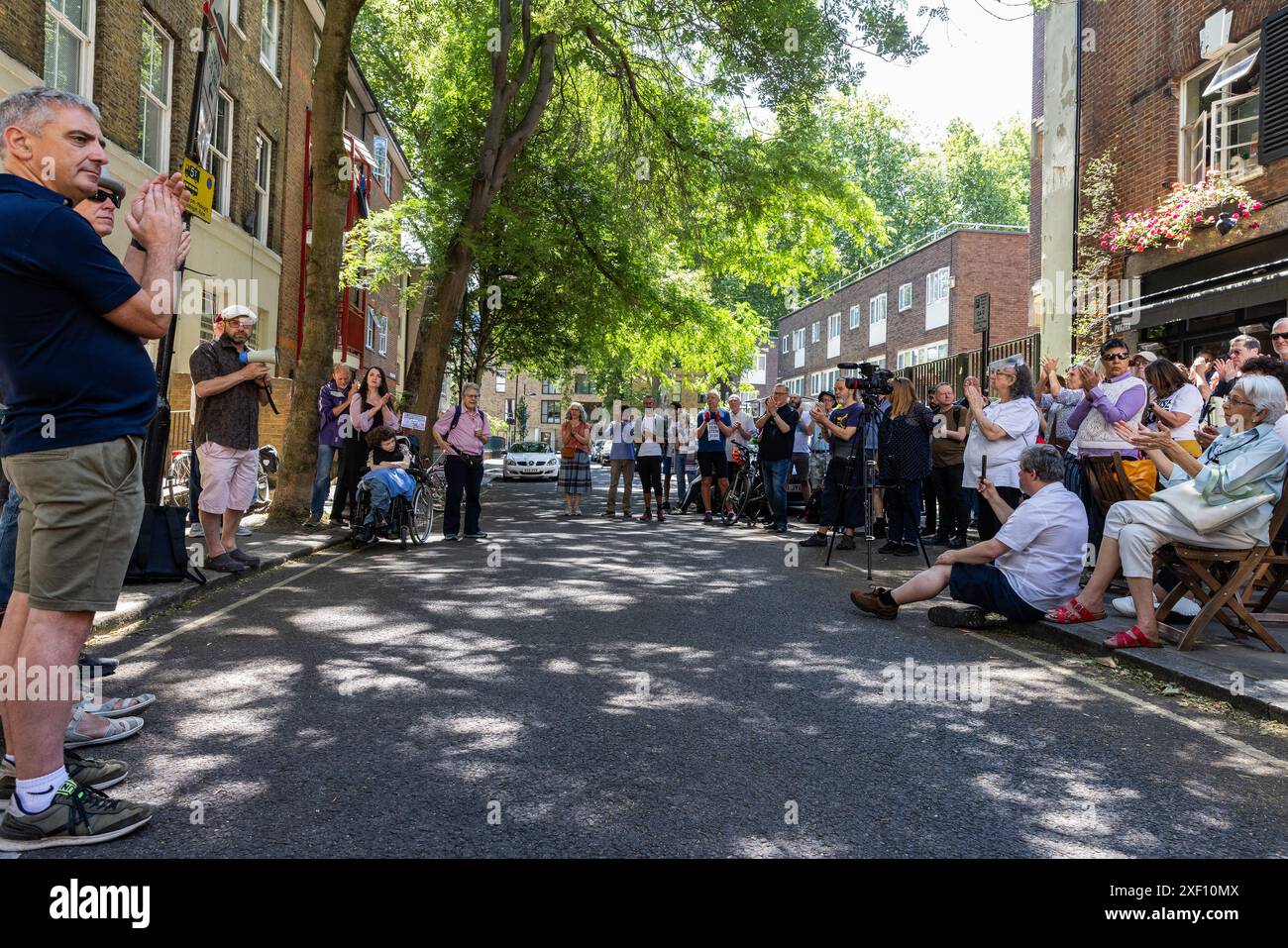 Londres, Royaume-Uni. 29 juin 2024. Andrew Feinstein, candidat parlementaire indépendant pour Holborn et St Pancras, s'adresse aux partisans lors d'un rassemblement à King's Cross avant une séance de démarchage pour soutenir sa campagne électorale générale. Andrew Feinstein, ancien député de l’ANC en Afrique du Sud, est écrivain, cinéaste et activiste. Crédit : Mark Kerrison/Alamy Live News Banque D'Images