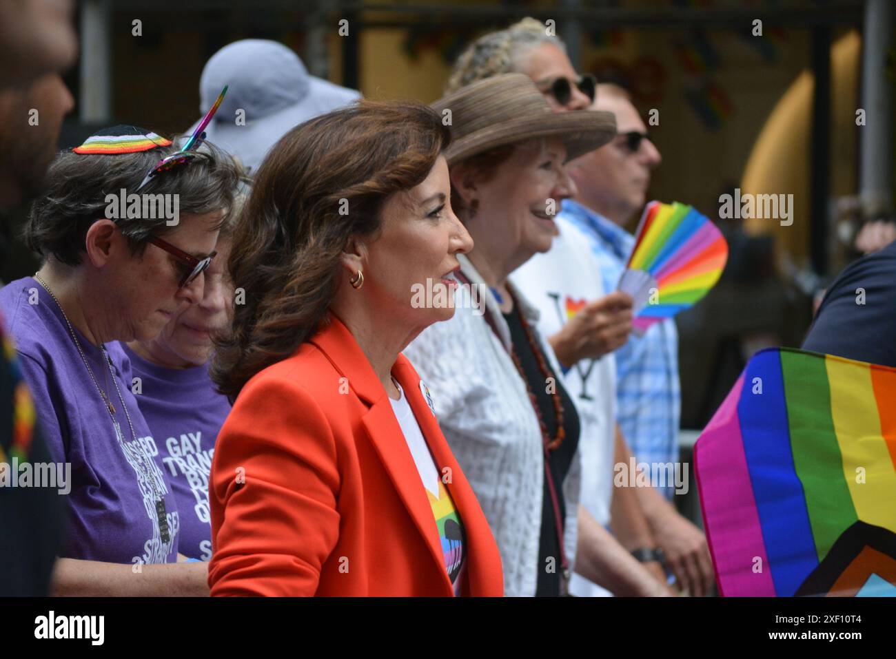 La gouverneure de New York, Kathy Hochul, marche lors de la parade annuelle de la fierté de New York. Banque D'Images