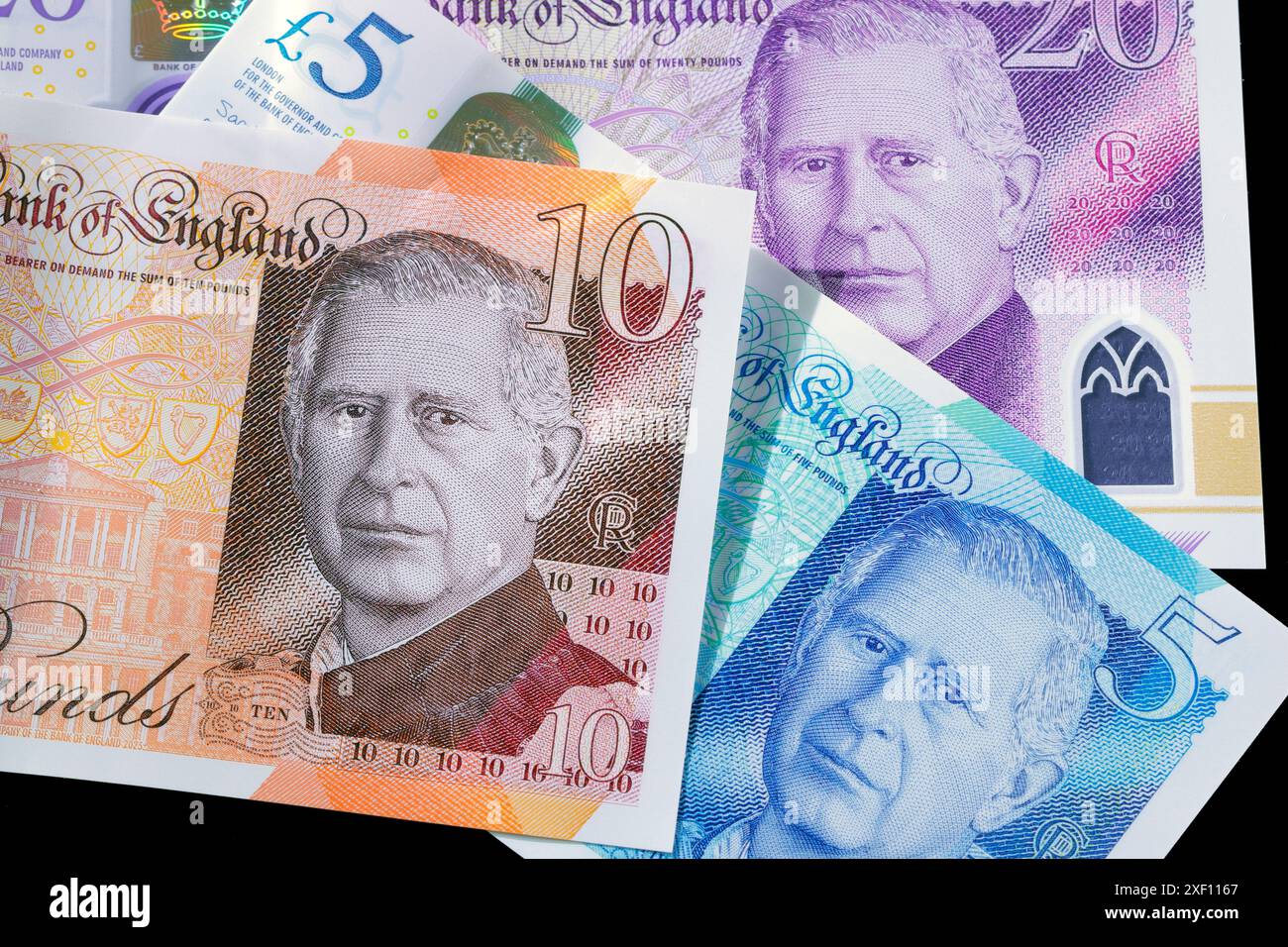 Les premiers billets de 5 £, 10 £ et 20 £ représentant le portrait du roi Charles III émis au Royaume-Uni en juin 2024 Banque D'Images