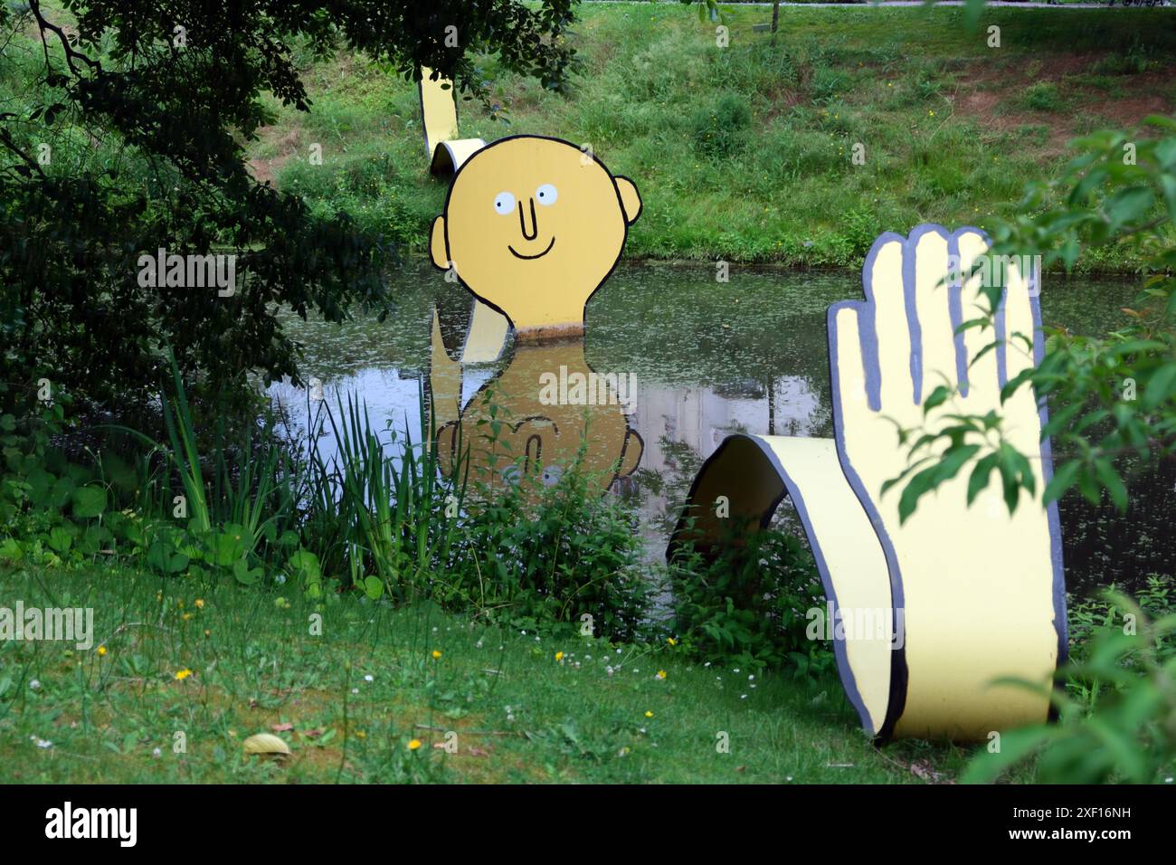 Filili Viridi - oeuvres - le passeur par Jean Jullien dans les jardins botaniques de Nantes, le jardin des plantes, Nantes France Banque D'Images