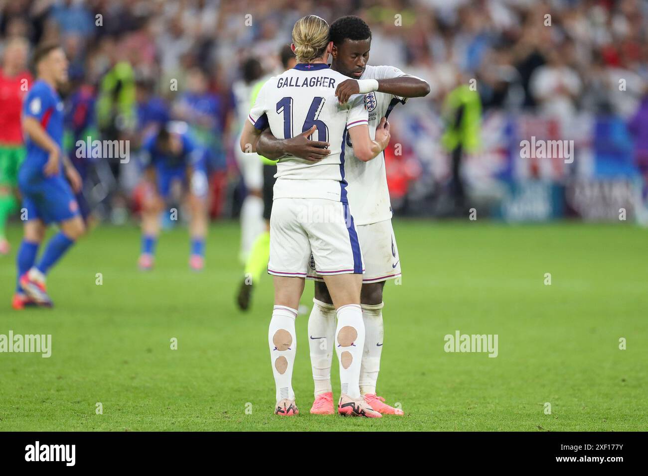 Gelsenkirchen, Allemagne. 30 juin 2024. Le milieu de terrain anglais Conor Gallagher célèbre avec le défenseur anglais Marc Guehi (Crystal Palace) lors du match Angleterre vs Slovaquie, UEFA Euro 2024 Round of 16 à l'Arena AufSchalke, Gelsenkirchen, Allemagne, le 30 juin 2024 crédit : Every second Media/Alamy Live News Banque D'Images