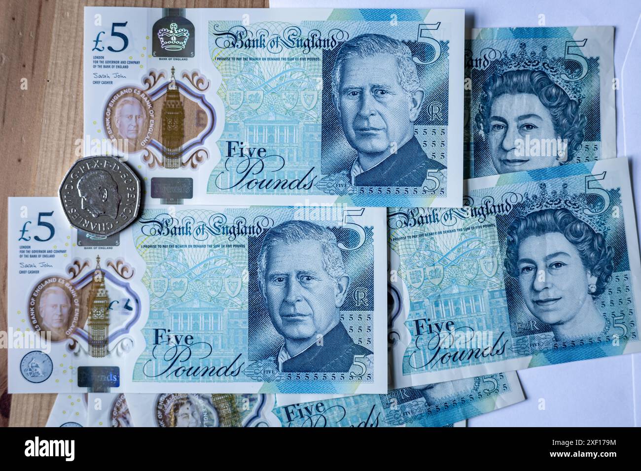 Billets de banque représentant un portrait du roi Charles III et de la défunte reine Elizabeth II, Angleterre, Royaume-Uni Banque D'Images