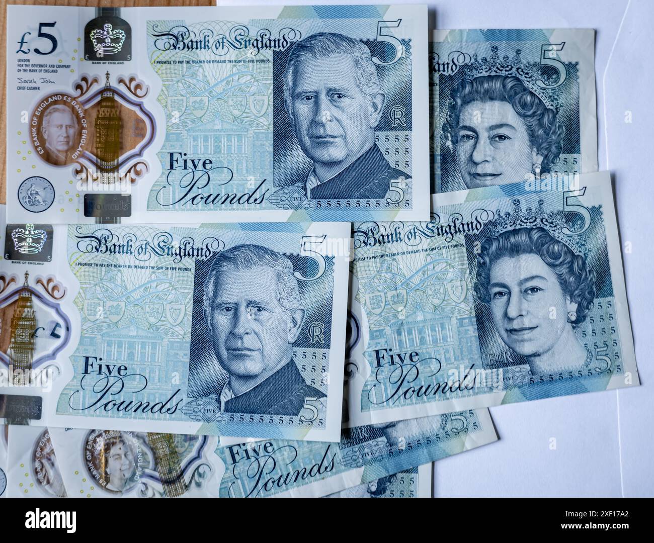 Billets de banque représentant un portrait du roi Charles III et de la défunte reine Elizabeth II, Angleterre, Royaume-Uni Banque D'Images