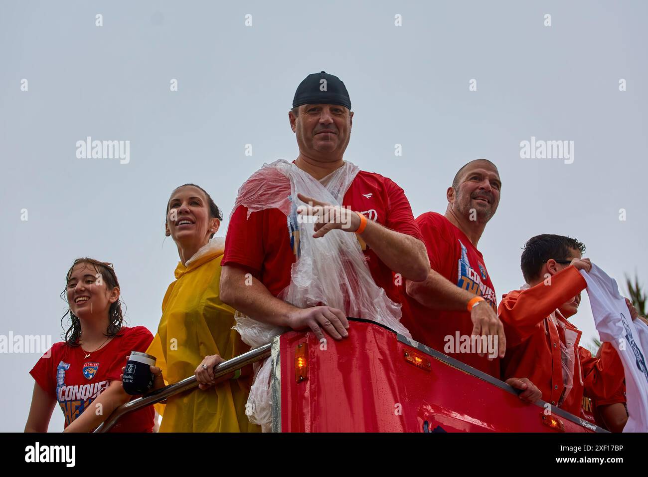 Fort Lauderdale, Floride, États-Unis. 30 juin 2024. Des centaines de fans à Fort Lauderdale pour célébrer le défilé de la victoire de la Coupe Stanley des Panthers de la Floride dimanche 2024. Fans des Panthers, les joueurs célèbrent la pluie ou le soleil. Panthers Edge Oilers dans le match 7, remportent le premier titre de la Coupe Stanley de l'histoire de la franchise. Crédit : Yaroslav Sabitov/YES Market Media/Alamy Live News. Banque D'Images