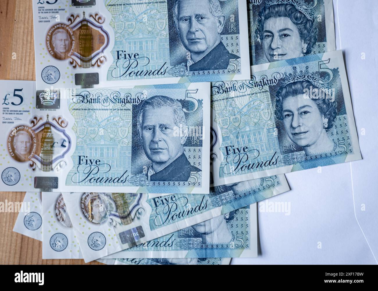 Billets de banque représentant un portrait du roi Charles III et de la défunte reine Elizabeth II, Angleterre, Royaume-Uni Banque D'Images