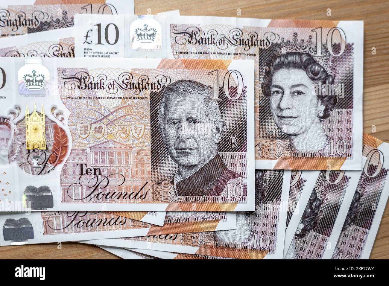Billets de banque représentant un portrait du roi Charles III et de la défunte reine Elizabeth II, Angleterre, Royaume-Uni Banque D'Images