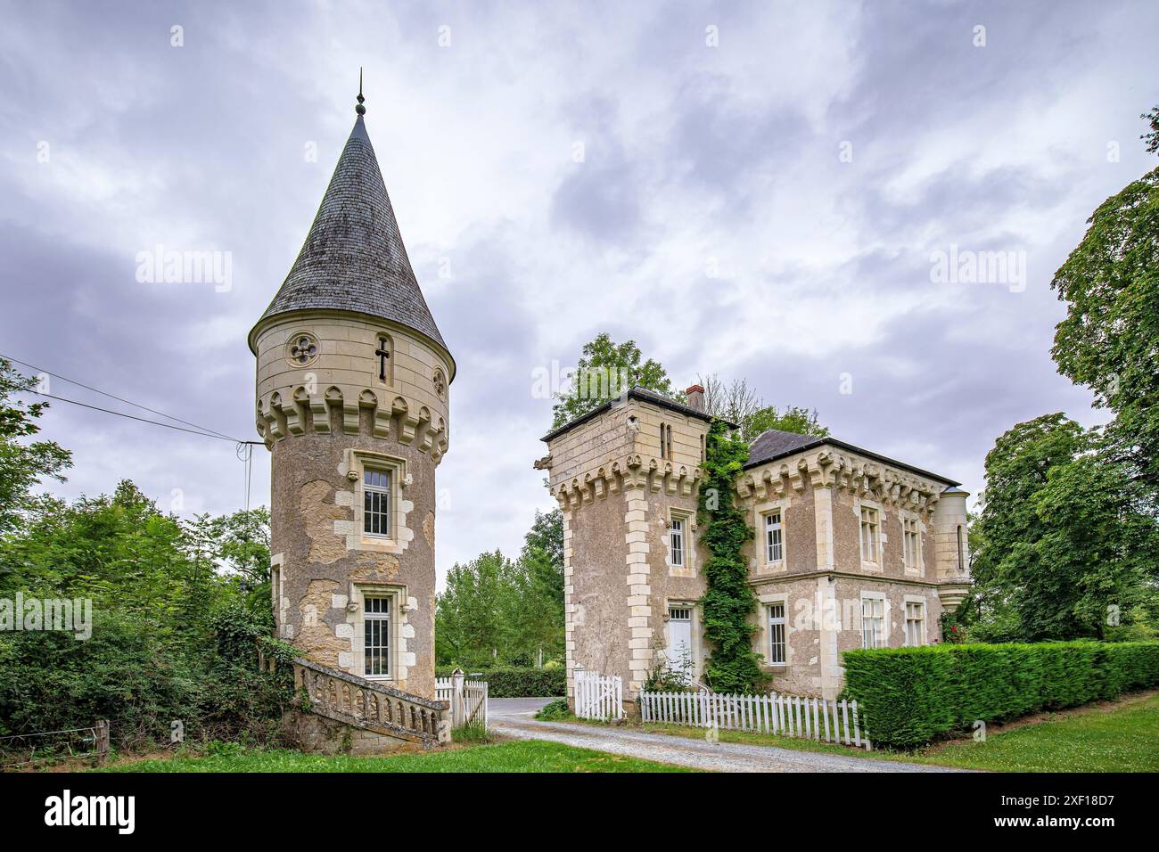 Un petit, caché, pitoresk château pendant un beau coucher de soleil sur un paysage onirique sur les terres agricoles. Banque D'Images