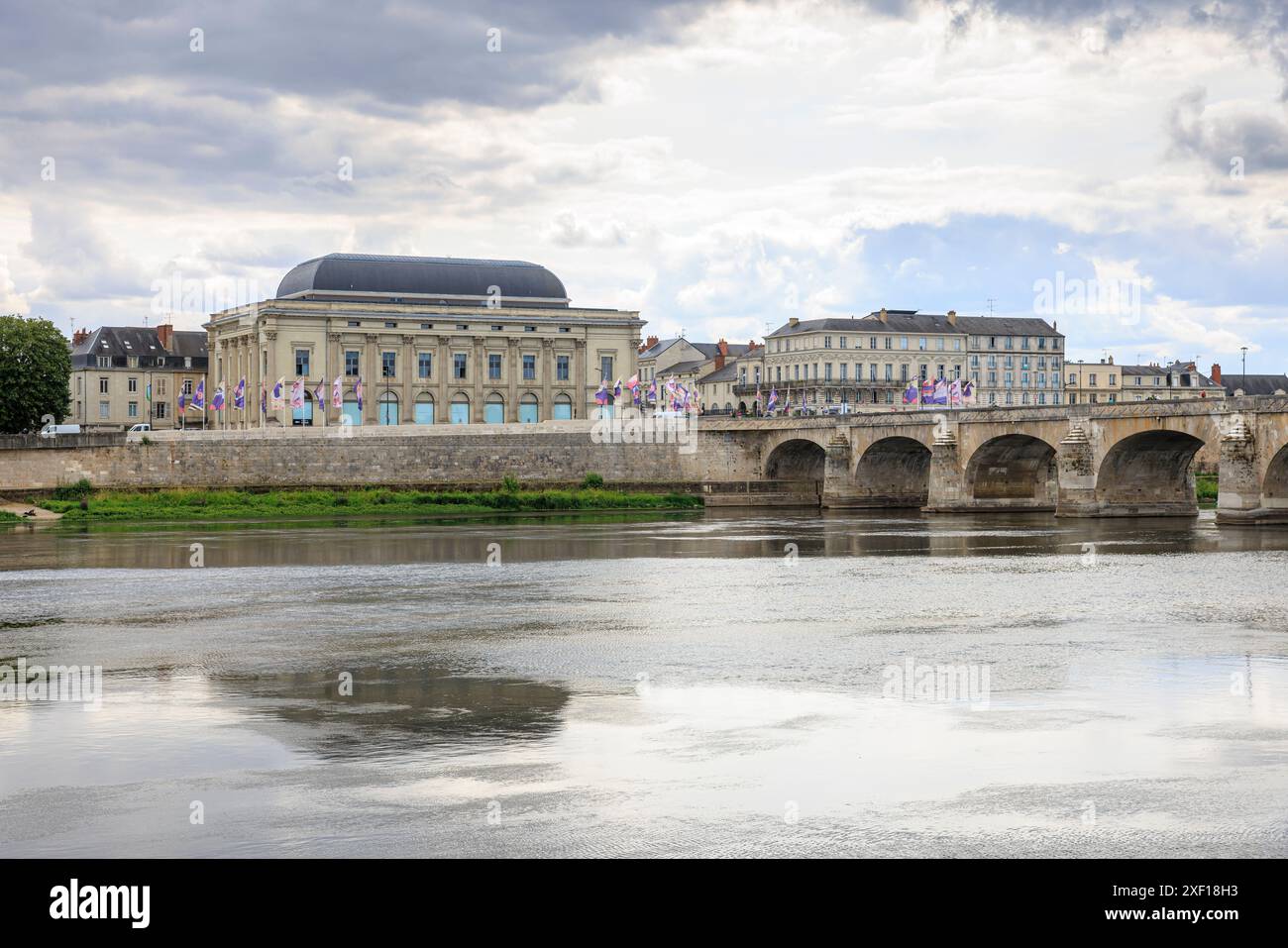 Ville de Saumur, France, située au bord de la Loire sous un beau paysage nuageux pendant la journée. Banque D'Images