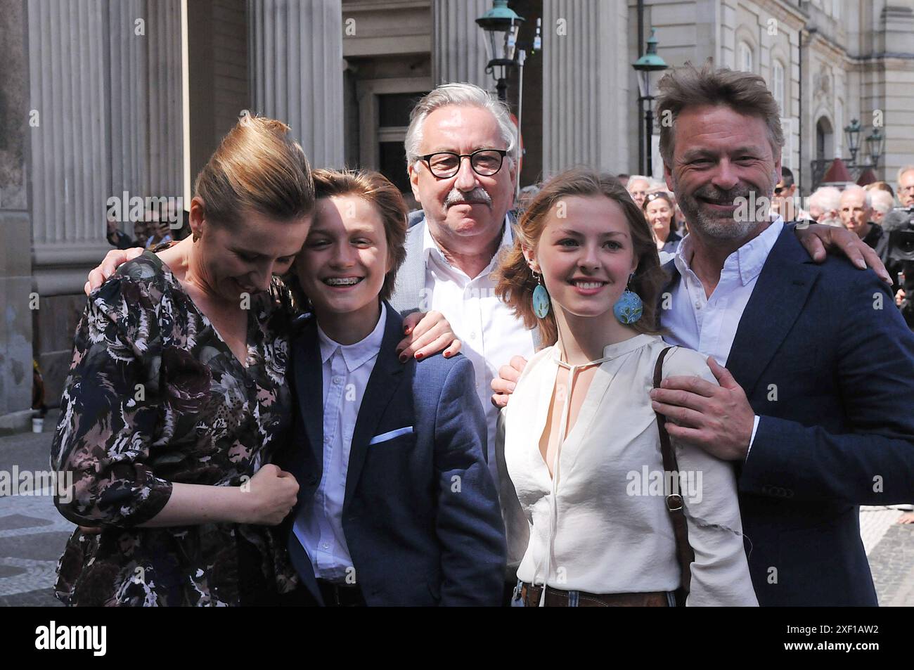 Copenhague /Danemark./ 27 juin 2019/ le nouveau Premier ministre danois, Mme mette Frederiksen, salue son père et ses deux enfants ainsi que son ami Bo tengberg, après avoir ptestant son équipe de ministre à la reine margrethe II de denamrk et des médias devant le Palais Amalienborg, dans la capitale danoise, Copenhague, elle est 2ème social démocrate premier ministre et elle est 2ème.femme social démocrate danemark premier ministre, elle avec sa famille .. (Photo..Francis Dean / Deanimages. Banque D'Images