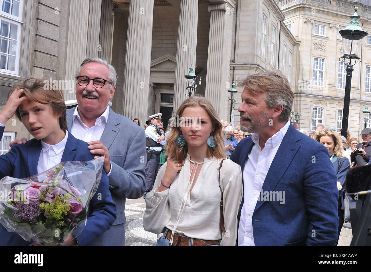 Copenhague /Danemark./ 27 juin 2019/ .le nouveau Premier ministre danois, Mme mette Frederiksen, famille de son fils Magne Harr et de son père 77 flemming Frederiksen, fille Ida Feline Harr et son garçon friiedn Bo Tengberg, attendent Mette Frederiksen au Palais Aamborg pour voir la nouvelle première ministre, Mme Frederiksen. (Photo..Francis Dean / Deanimages. Banque D'Images