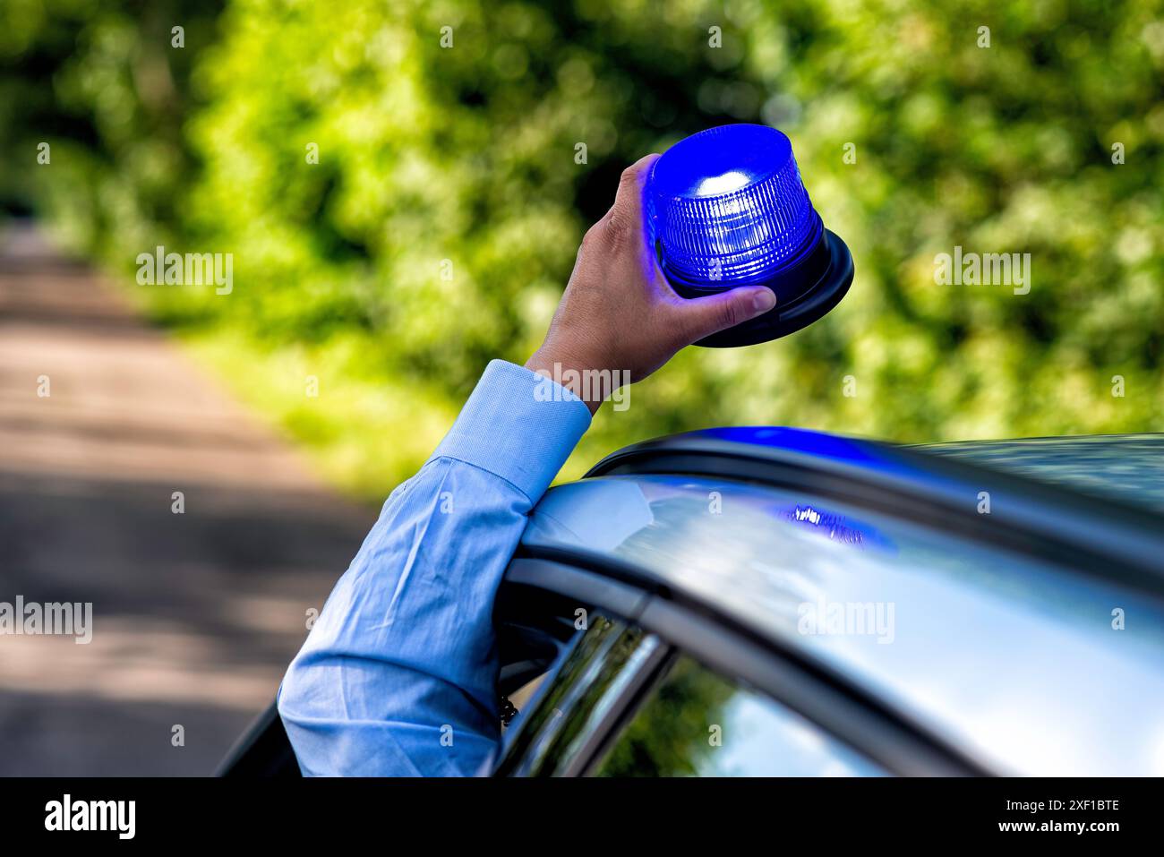 lumière bleue clignotante sur une voiture de police pendant un trajet en lumière bleue Banque D'Images