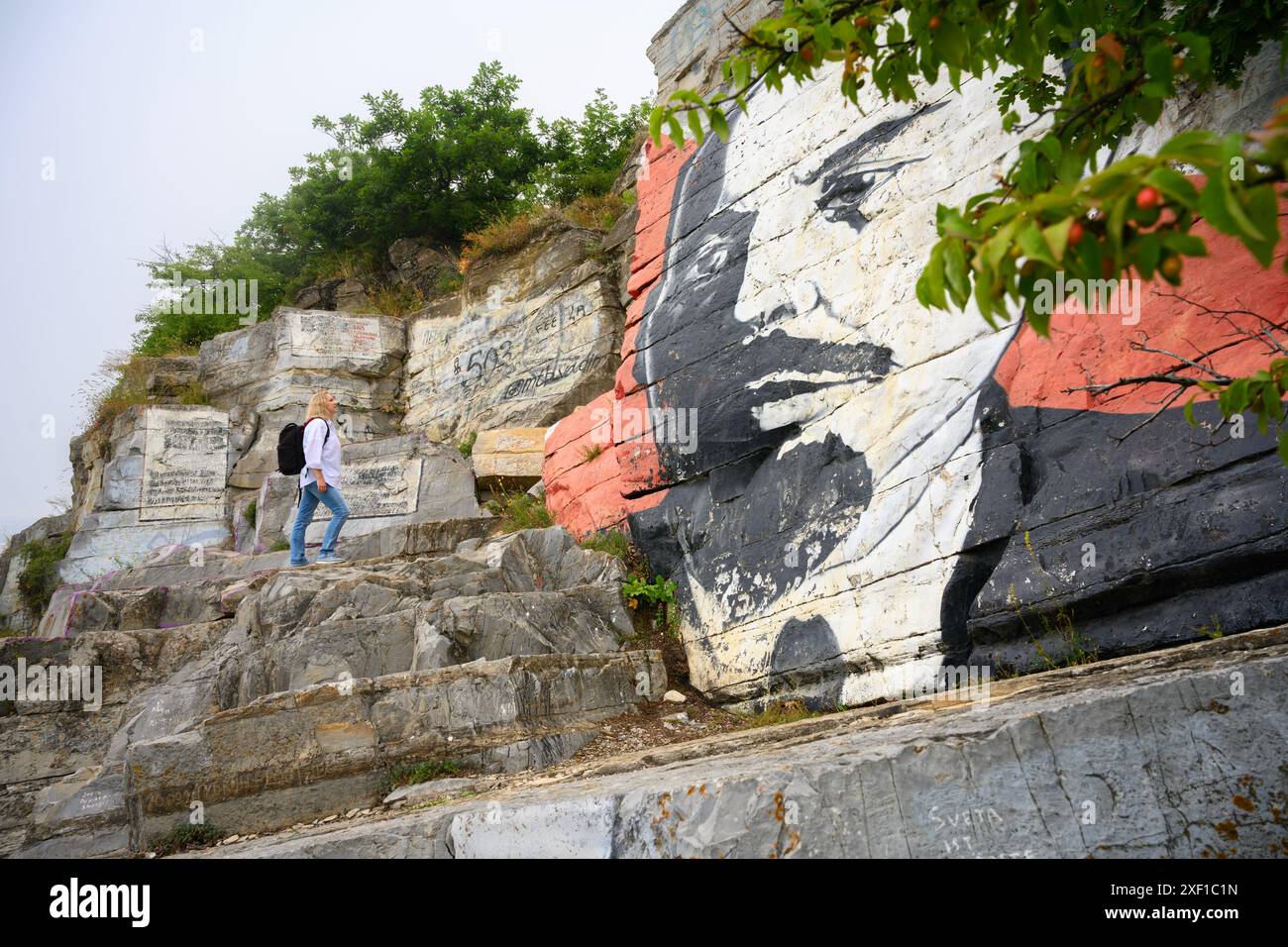 Femme touriste regarde le portrait de Lénine à la montagne Mashuk peint en 1925, Pyatigorsk, Russie. C'est le point de repère de Pyatigorsk. Concept de randonnée et de trav Banque D'Images