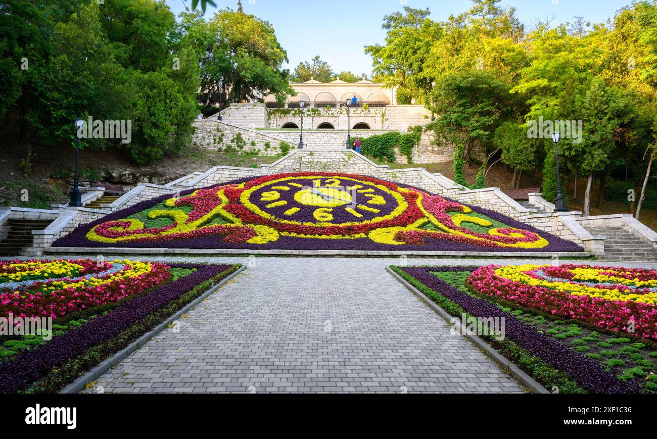 Aménagement paysager avec des fleurs à Pyatigorsk, Russie. Belle horloge florale dans la ville de Pyatigorsk en été. Concept de parc, nature, jardin et voyage i Banque D'Images