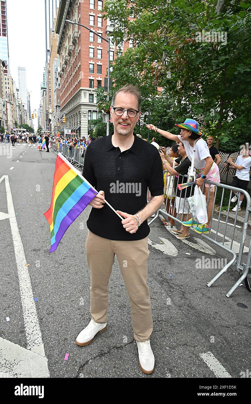 Mark d Levine, président de Manhattan Borough, marche lors de la marche de la fierté de New York 2024 sur la Cinquième Avenue à New York, New York, États-Unis, le 30 juin 2024. Robin Platzer/ Twin images/ Credit : Sipa USA/Alamy Live News Banque D'Images