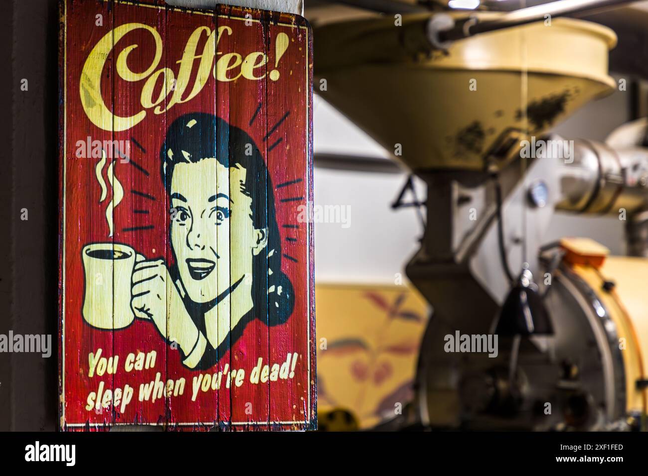 Publicité pour le café des années 1950 « vous pouvez dormir quand vous êtes mort » avec torréfacteur à tambour dans l’usine de torréfaction de café Llyod à Brême, Überseehafen. Torréfaction de café de Lloyd Caffee Manufaktur, Brême, Allemagne Banque D'Images