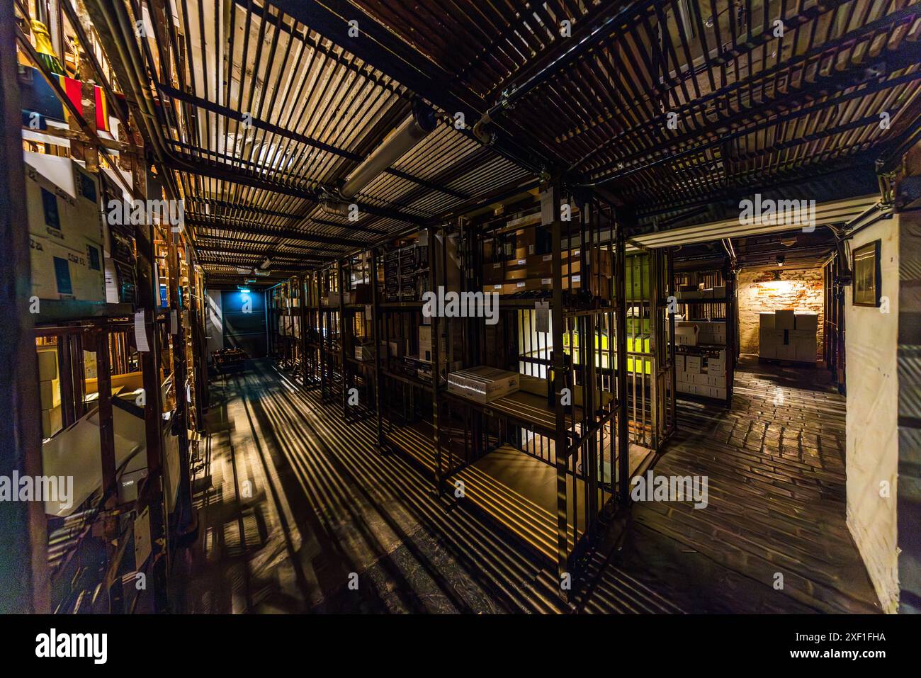 Le Bremer Ratskeller est un restaurant traditionnel et un magasin de vin dans la cave de la mairie de Brême datant de 1405, où 650 variétés de vins exclusivement allemands sont stockées, Brême, Allemagne Banque D'Images