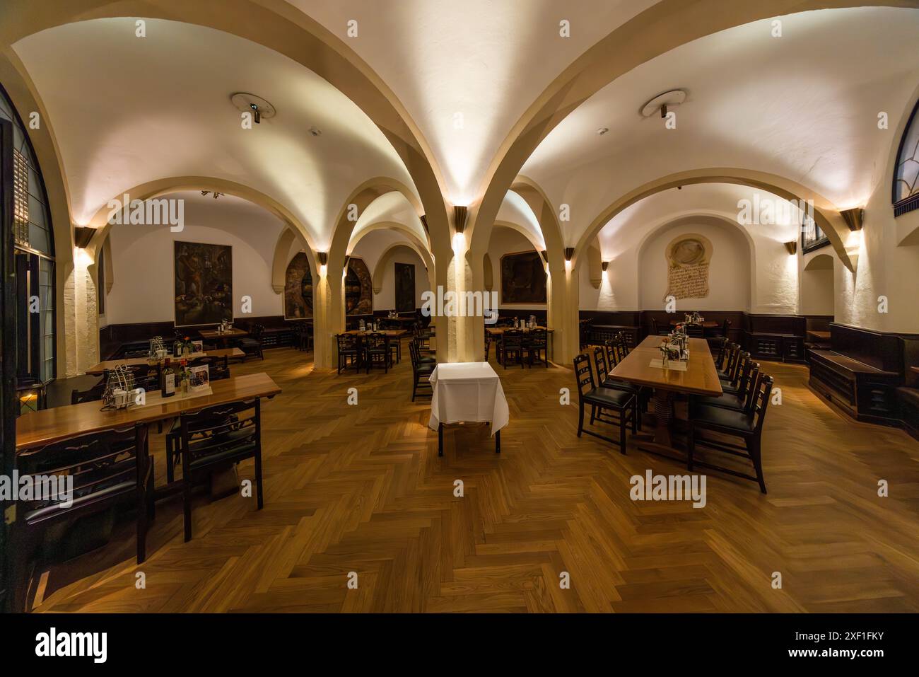 Le Bremer Ratskeller est un restaurant traditionnel et un magasin de vin situé dans la cave de la mairie de Brême, datant de 1405, où des vins allemands sont stockés et vendus depuis. Le Bremer Ratskeller est un restaurant traditionnel et un magasin de vin dans la cave de la mairie de Brême datant de 1405, où 650 variétés de vins exclusivement allemands sont stockées, Brême, Allemagne Banque D'Images