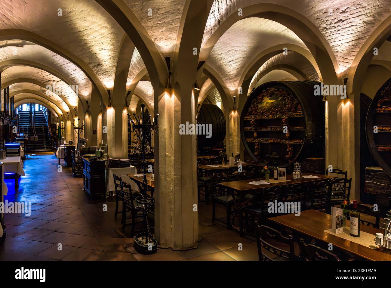Le Bremer Ratskeller est un restaurant traditionnel et un magasin de vin situé dans la cave de la mairie de Brême, datant de 1405, où des vins allemands sont stockés et vendus depuis. Dans le Ratskeller, vous pourrez admirer le tonneau de dauphin du XVIIIe siècle. Le magnifique tonneau du XVIIIe siècle représente la clé de Brême. Brême, Allemagne Banque D'Images