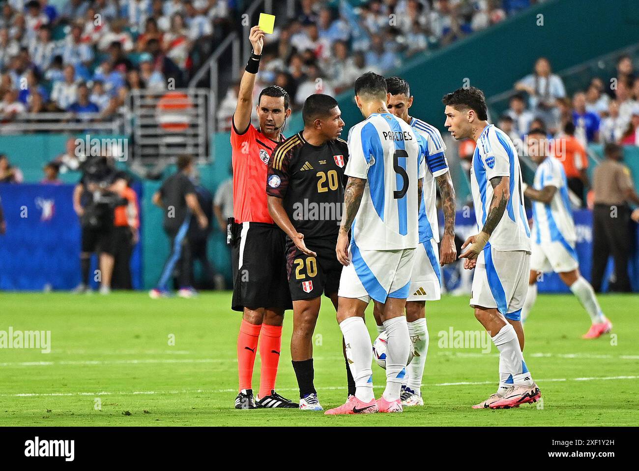 29 juin 2024 : Hard Rock Stadium, Miami, Floride, USA ; tournoi international de football Copa America, Argentine contre Pérou : arbitre Cesar Ramos (MEX), cartons jaunes Edison Flores du Pérou Banque D'Images