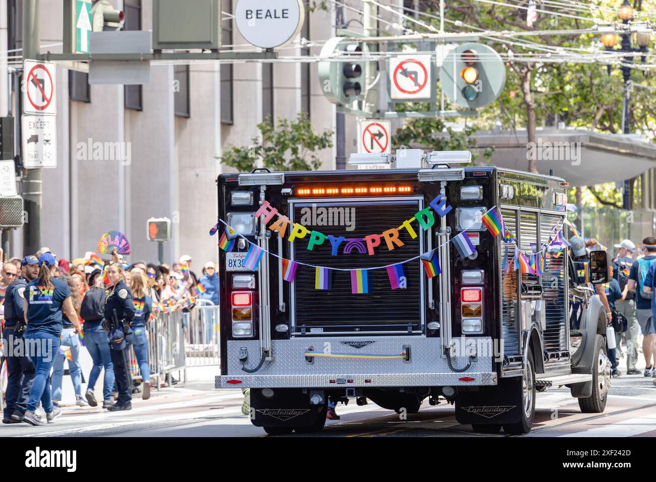 San Francisco, CA - 30 juin 2024 : voiture avec les lettres « Happy Pride » prenant part à la parade de la fierté sur Market Street dans le centre-ville de San Francisco Banque D'Images