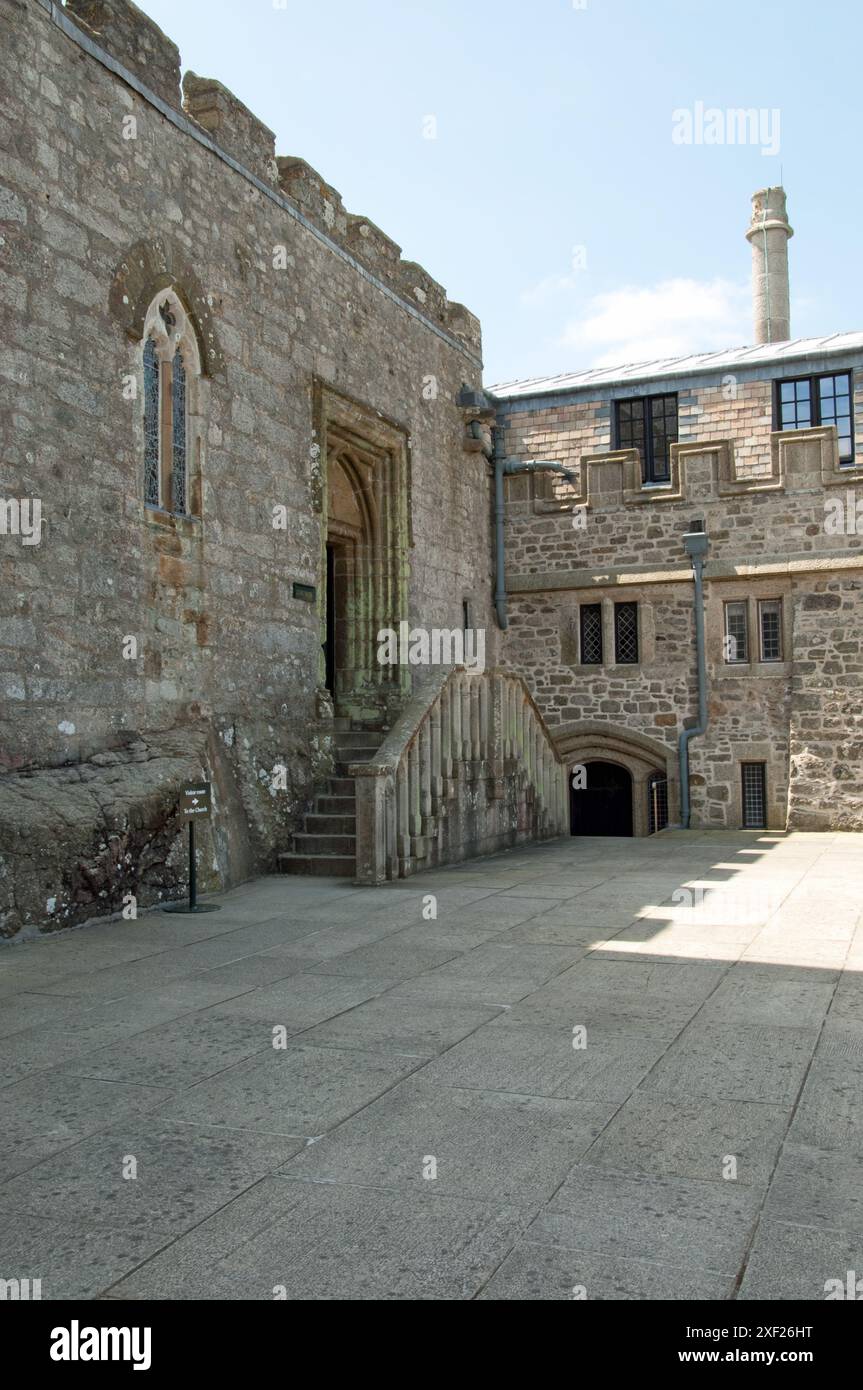 Chapelle (sur la gauche), St Michaels' Mount, Marazion, Cornouailles, Royaume-Uni - St Michael's Mount est une île de marée qui peut être atteint à pied lorsque la marée est sortie. Banque D'Images