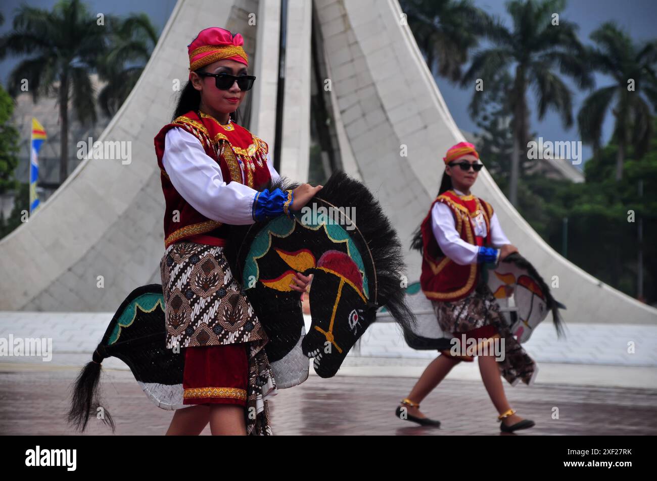 Jakarta, Indonésie - 19 avril 2015 : apparitions de différentes tribus d'Indonésie au Carnaval de la culture à TMII, Jakarta - Indonésie Banque D'Images