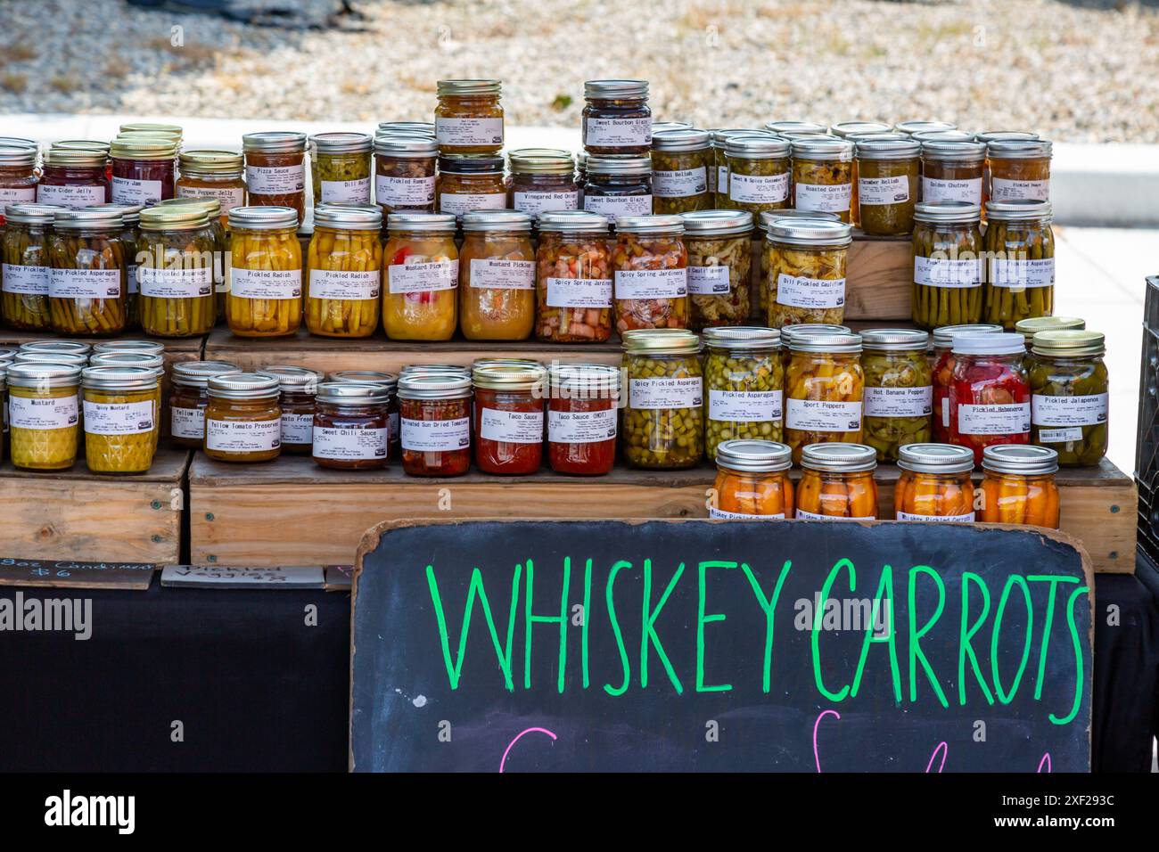 Carottes au whisky et autres légumes en conserve en vente chez un vendeur du marché des agriculteurs YLNI à Fort Wayne, Indiana, États-Unis. Banque D'Images
