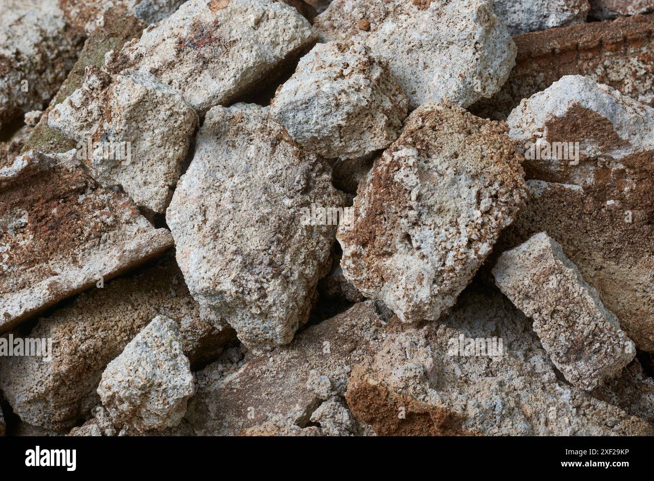 pièces de béton démolies ou gravats, pile de déchirure ou de rupture de structure ou de mur de ciment, ruine morceau ou fond de roches en gros plan plein cadre Banque D'Images