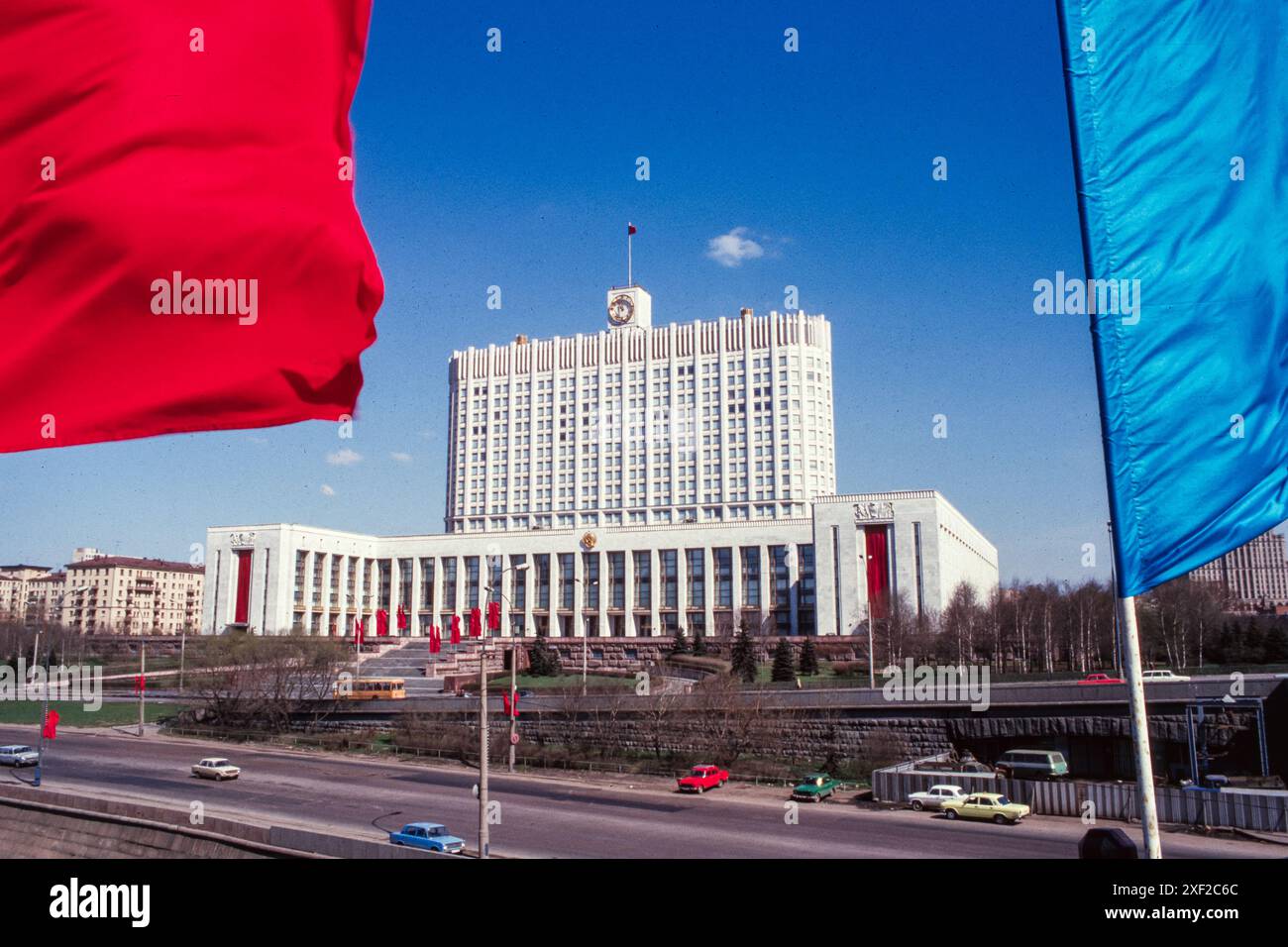 1988 : la Maison des Soviets de Russie, sur les rives de la Moskva, juste avant le 1er mai 1988. Le bâtiment est devenu plus connu sous le nom de Maison Blanche russe après le coup d'État d'août 1991 et a été gravement endommagé par des tirs de chars en 1993 pendant la crise constitutionnelle russe, mais a depuis été restauré. Il est maintenant appelé la Maison du Gouvernement de la Fédération de Russie. Banque D'Images