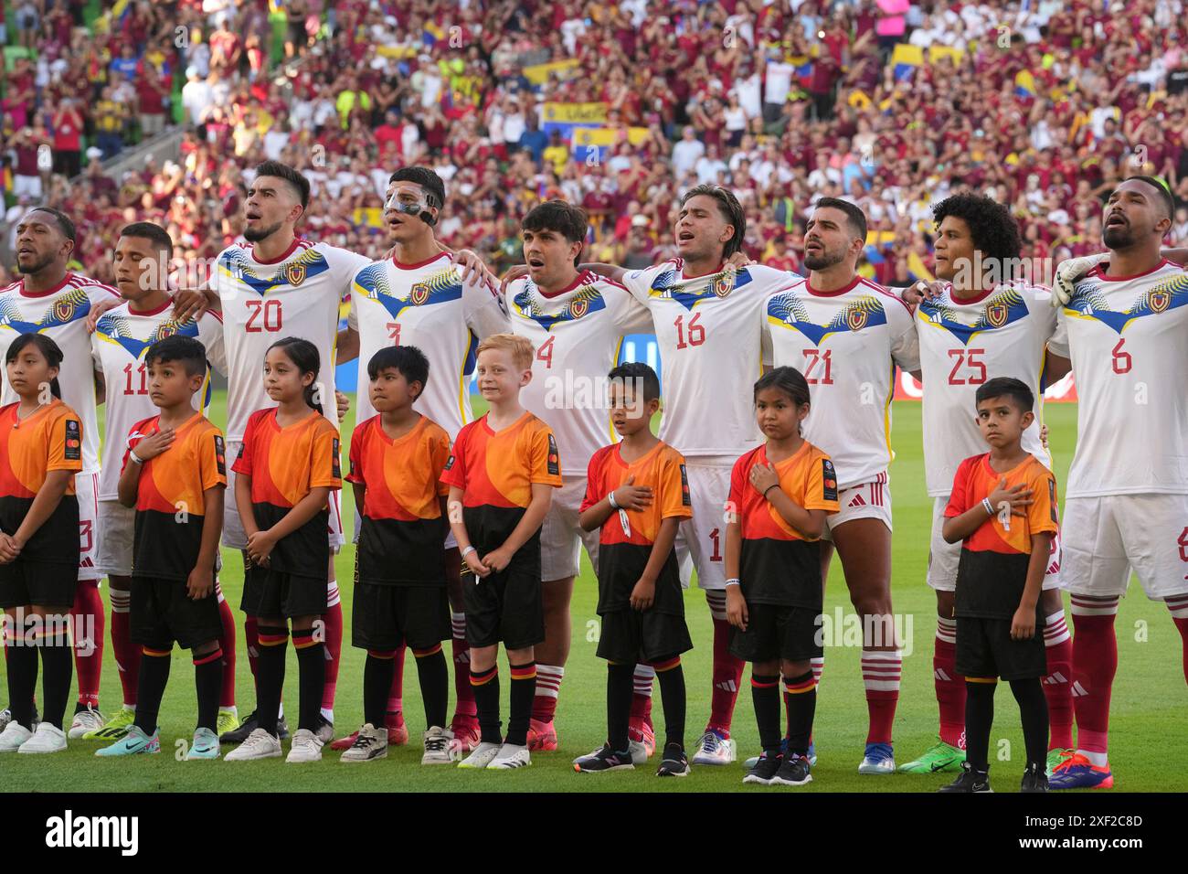 Austin, États-Unis. 30 juin 2024. Les joueurs de football vénézuéliens se tiennent aux côtés de leurs jeunes fans avant la première mi-temps de la phase finale du groupe B de la CONMEBOL Copa America 2024 au stade Q2 d'Austin. Le Venezuela est sorti de la phase de groupes avec une victoire de 3-0 contre la Jamaïque le Venezuela a éliminé la Jamaïque, 3-0 pour passer aux quarts de finale. Crédit : Bob Daemmrich/Alamy Live News Banque D'Images