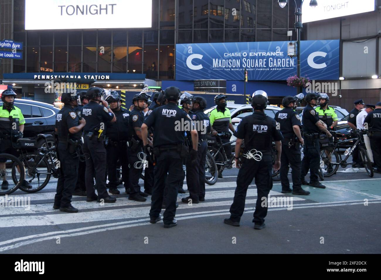 New York, États-Unis. 29 juin 2024. La police reste active lors d'une manifestation pro-palestinienne à la gare de Moynihan à New York. Crédit : SOPA images Limited/Alamy Live News Banque D'Images