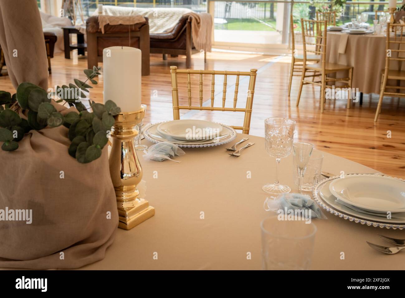 Salle de réception de mariage vide table avec assiettes blanches et bougies Banque D'Images
