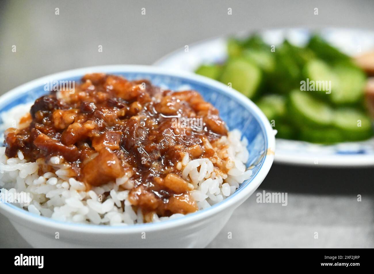 Le riz au porc braisé taïwanais (lu Rou Fan), avec son riz parfumé savoureux à la garniture de porc haché, est un favori local bien-aimé. Banque D'Images