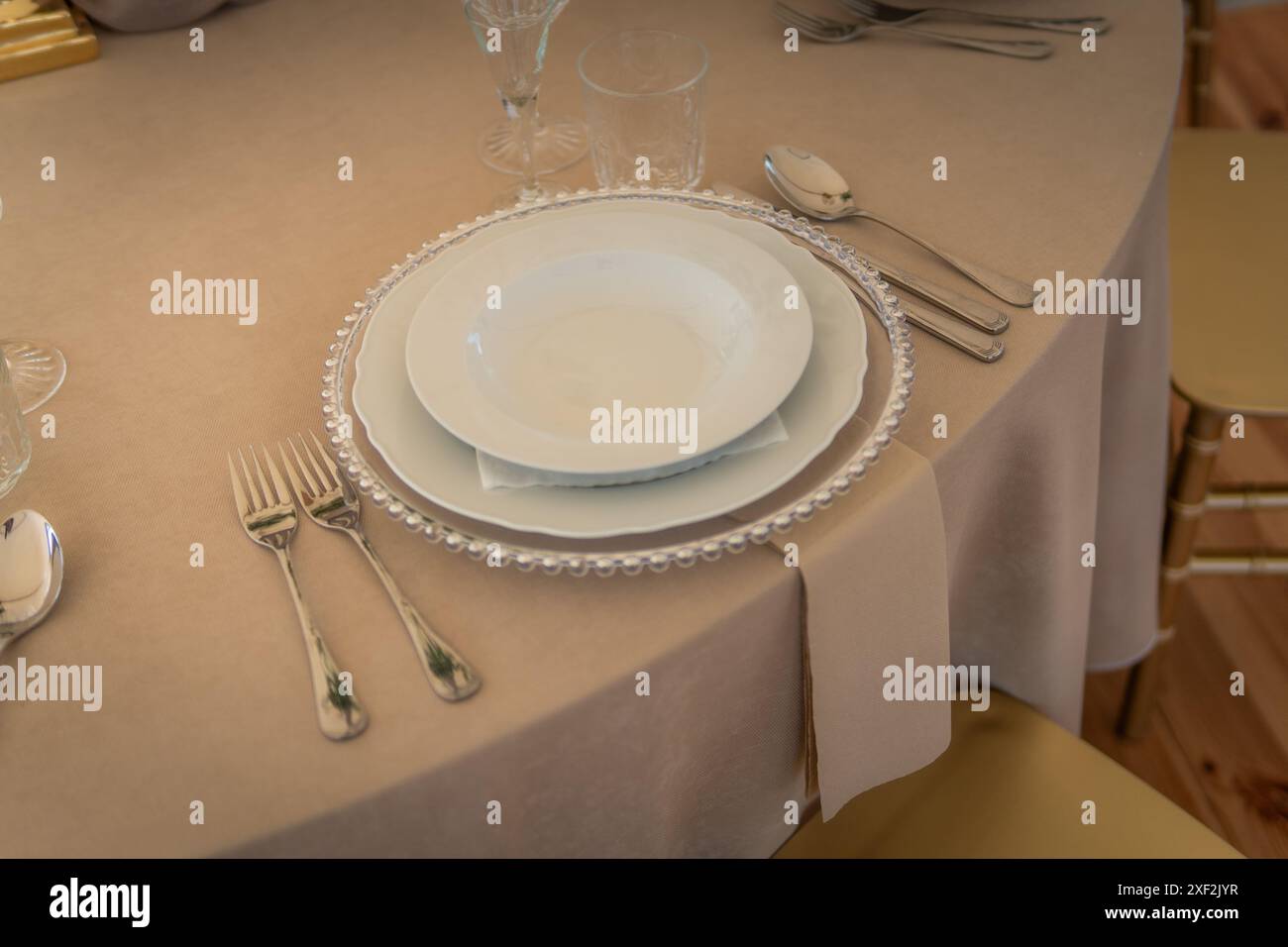 Salle de réception de mariage vide table avec argenterie et assiettes Banque D'Images