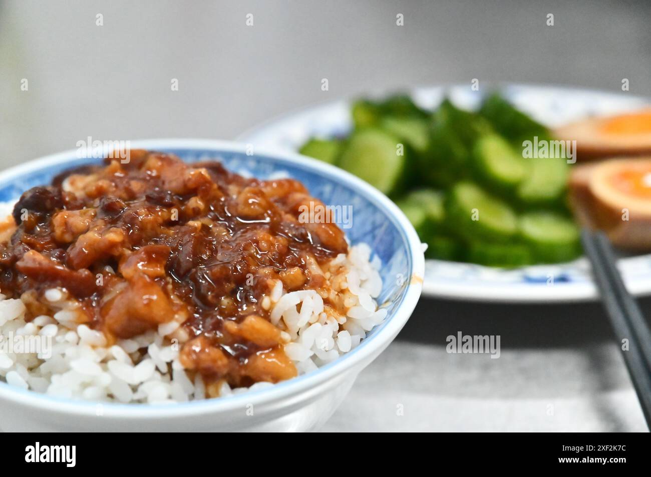 Le riz au porc braisé taïwanais (lu Rou Fan), avec son riz parfumé savoureux à la garniture de porc haché, est un favori local bien-aimé. Banque D'Images