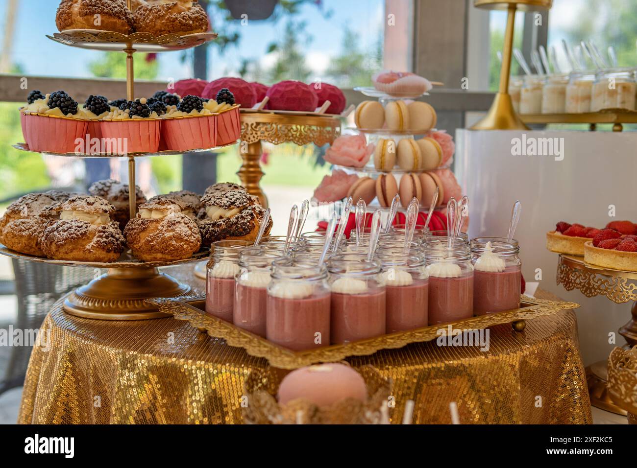 Table de dessert de réception de mariage vide avec accents dorés Banque D'Images