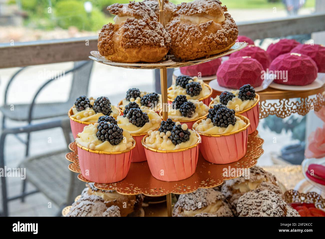 Salle de réception de mariage vide avec délicieux dessert Banque D'Images