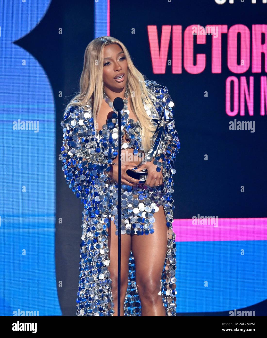 Los Angeles, États-Unis. 30 juin 2024. Victoria Monét reçoit le prix de la « vidéo de l'année » sur scène lors de la 24e émission annuelle des BET Awards au Peacock Theater de Los Angeles le dimanche 30 juin 2024. Les BET Awards honorent les artistes noirs et autres personnes de couleur dans la musique, le cinéma, le sport et la philanthropie. Photo de Jim Ruymen/UPI crédit : UPI/Alamy Live News Banque D'Images