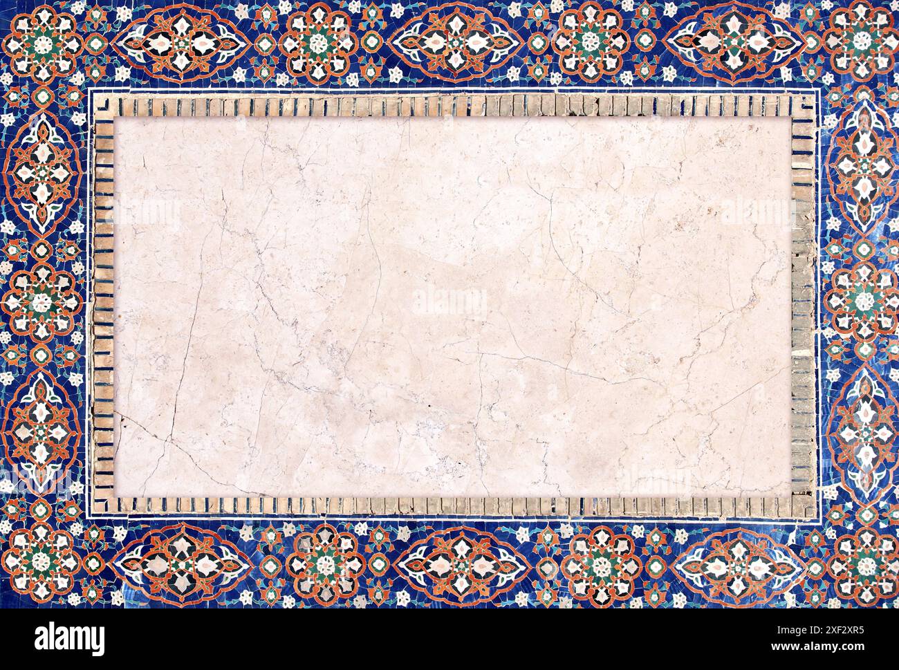 Détail du mur traditionnel en mosaïque persane avec ornement floral. Fond horizontal ou vertical avec tuile de céramique. Modèle de maquette. Copier l'espace pour Banque D'Images